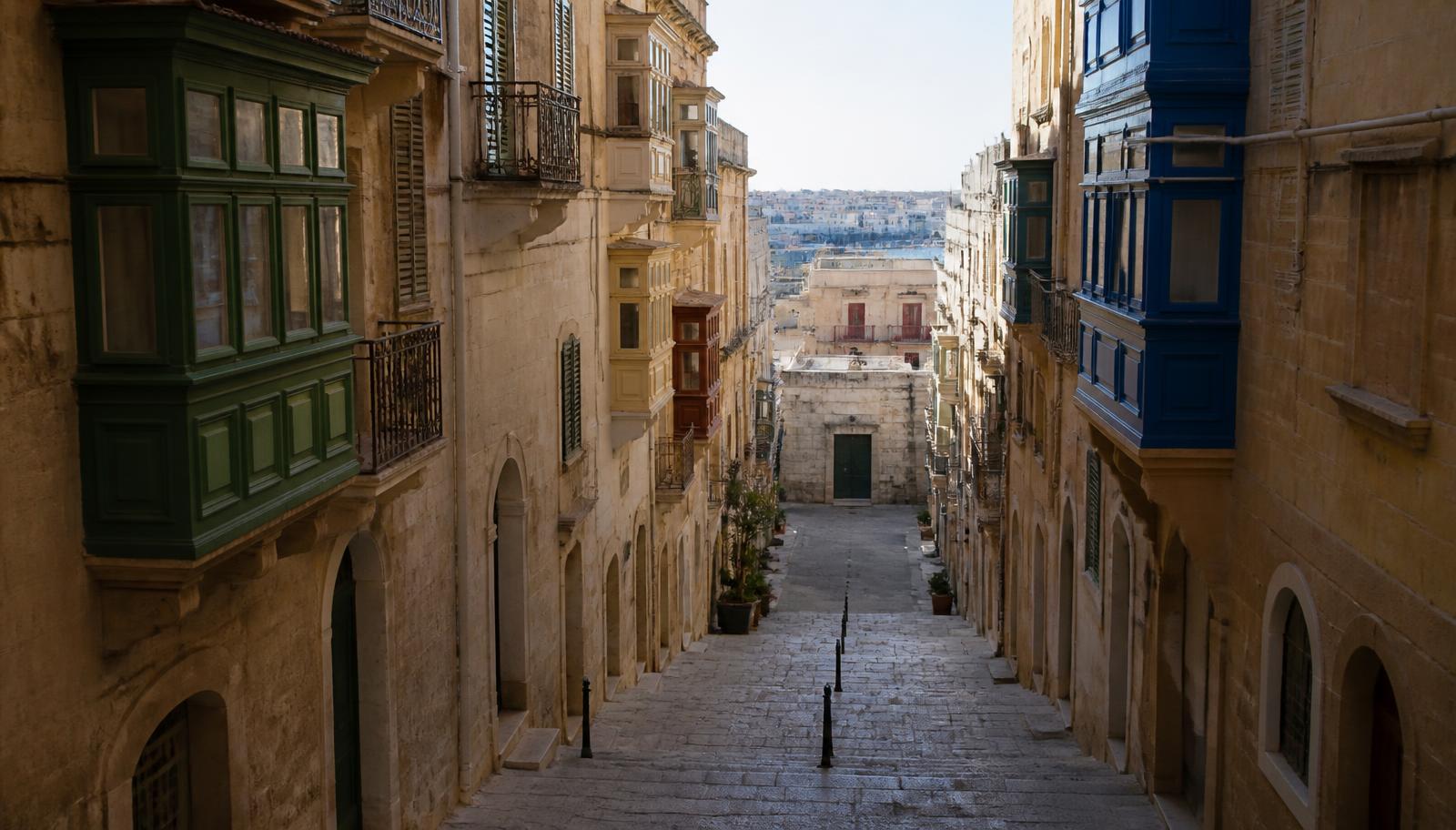 Trapstraat in Valletta met traditionele houten balkons in blauw en groen